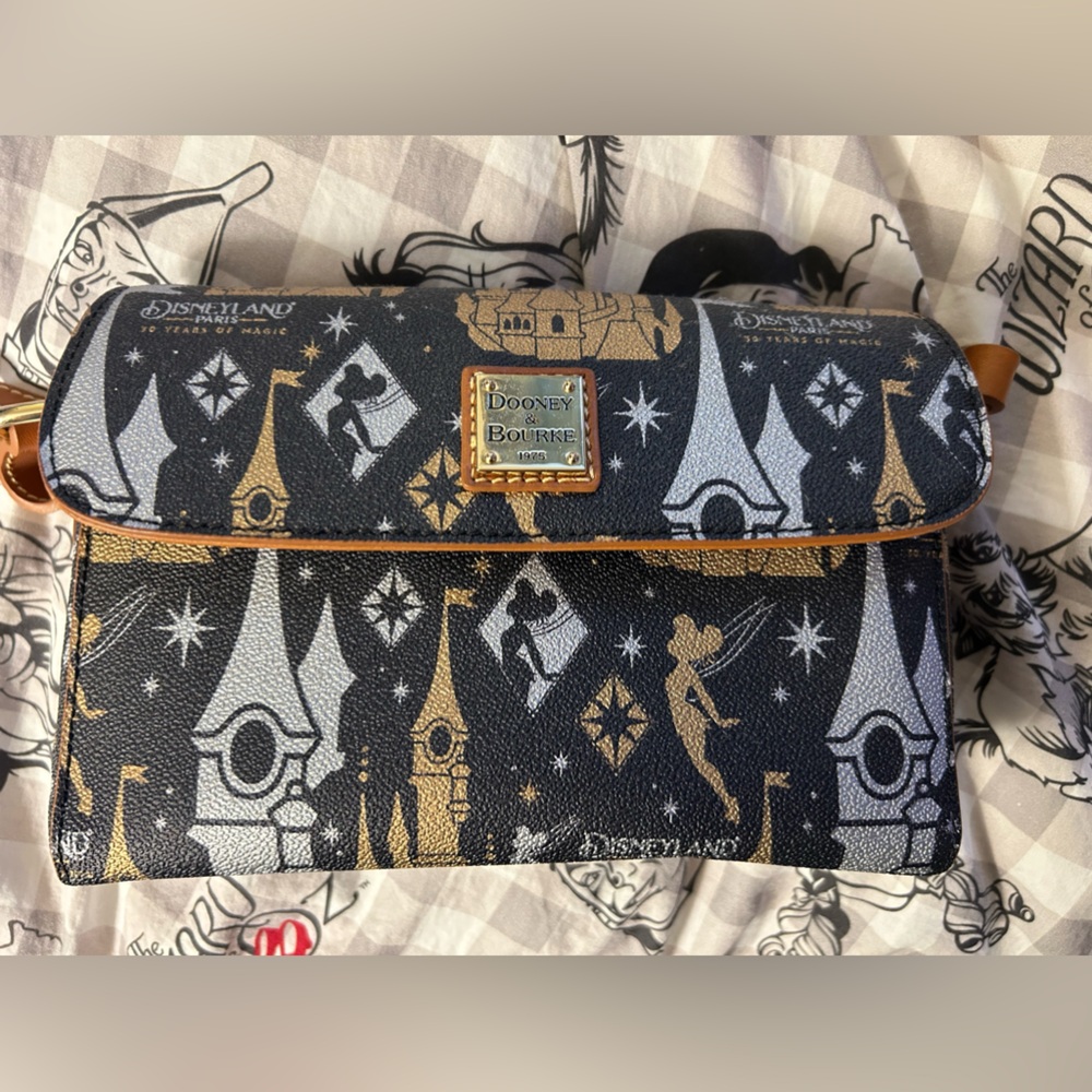 🌎 Disney, Dooney and Bourke crossbody purse Disneyland Paris NWOT Tinkerbell